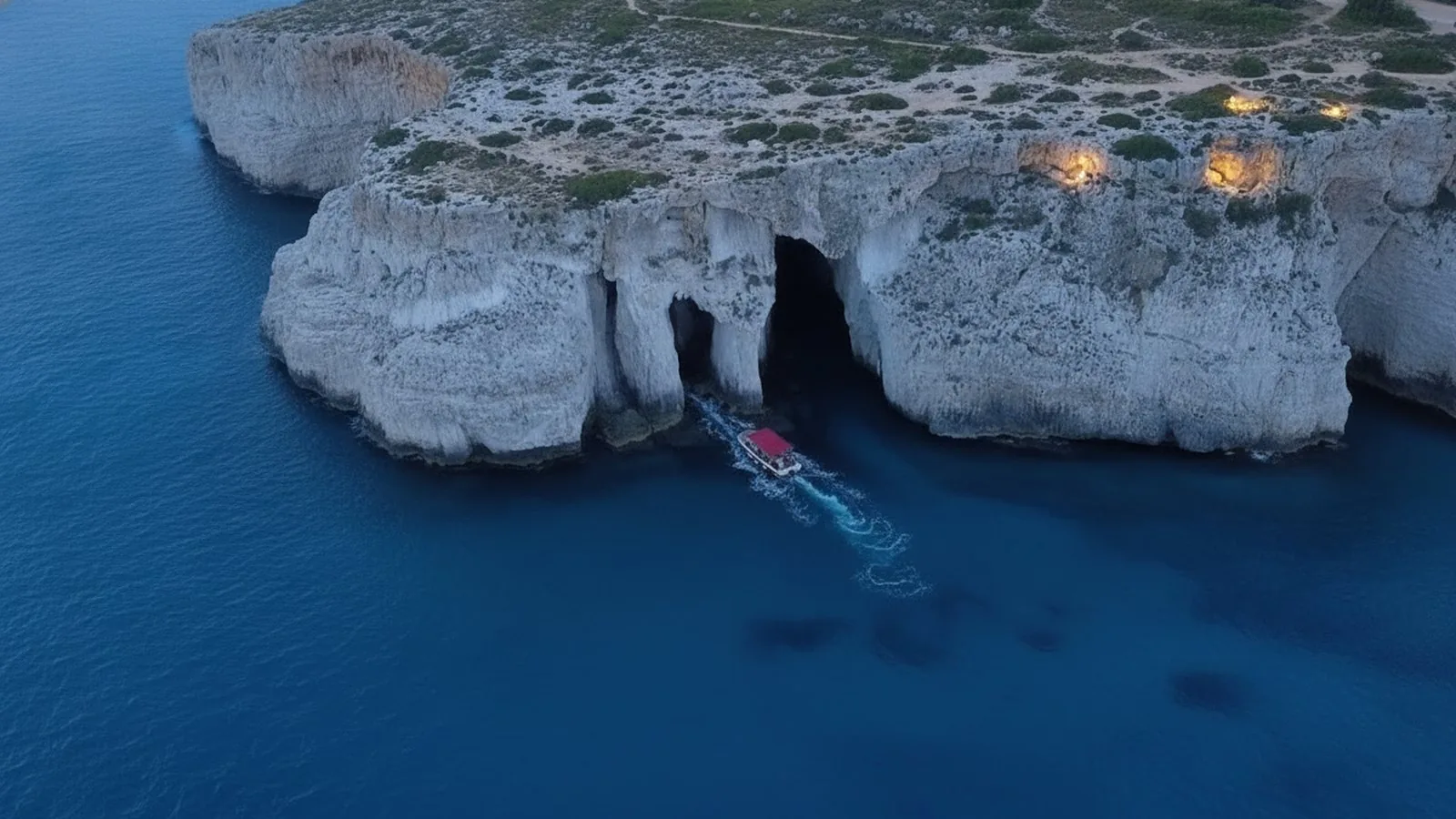 Una scogliera bianca a picco sul mare lungo la costa siracusana