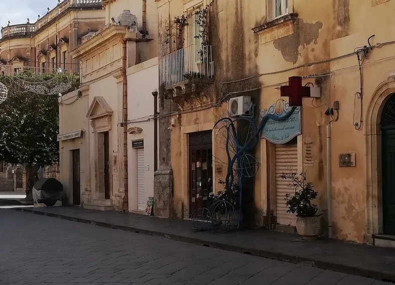 Il corso di Noto quasi deserto, con i palazzi barocchi in pietra chiara