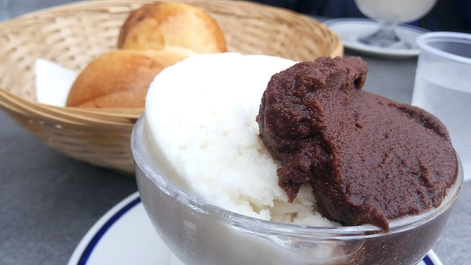 Una coppa di granita siciliana accompagnata dalla brioche col tuppo