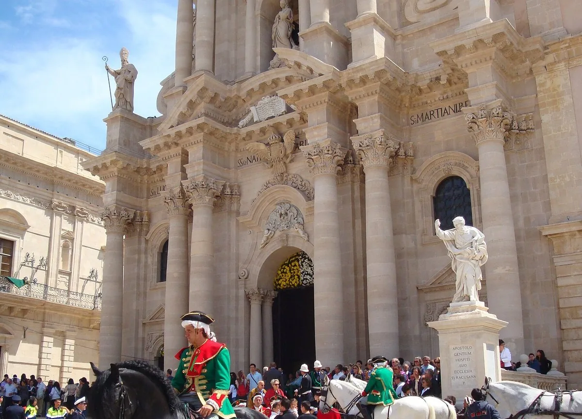 Piazza Duomo a Siracusa affollata durante la festa di Santa Lucia delle Quaglie